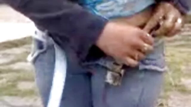 Rubia de bonitos pechos, chupa hábilmente prono española la polla de un chico