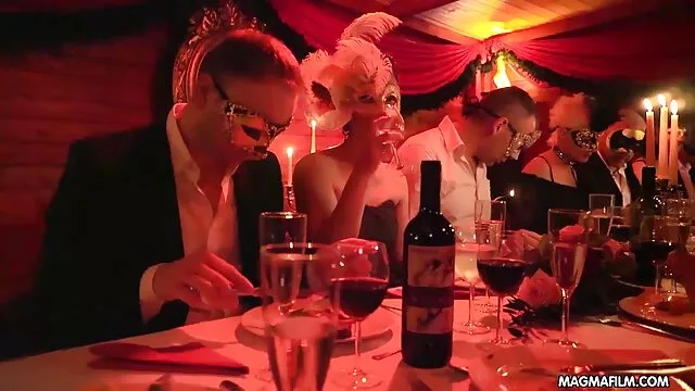 Hermosa rubia caminaba cerdas españolas xxx con una correa en la nieve del invierno