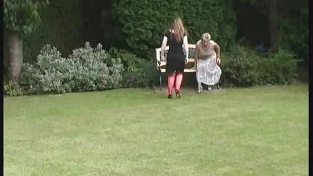 Perra agujero españolas por dinero xxx peludo monta un gran consolador falso