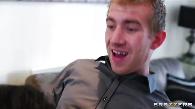 MILF con enormes tetas y sexo por dinero castellano culo chupado y cabalgando una polla en la ducha