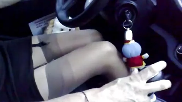 Nina en traje de baño hizo una mamada en POV españoles follando gay al aire libre