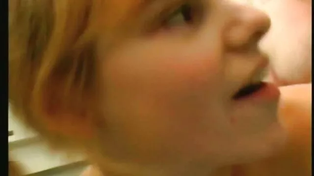 Un par de lindas lesbianas hacen el amor videos pornos españoles en el sofá