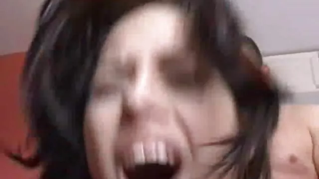 Fotógrafa tetona se quita españolas maduras tetonas el vestido y camina por Budapest