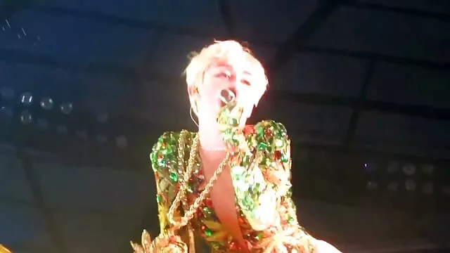 Milf tetona chupa la maduras españolas aficionadas polla de un chico en el baño