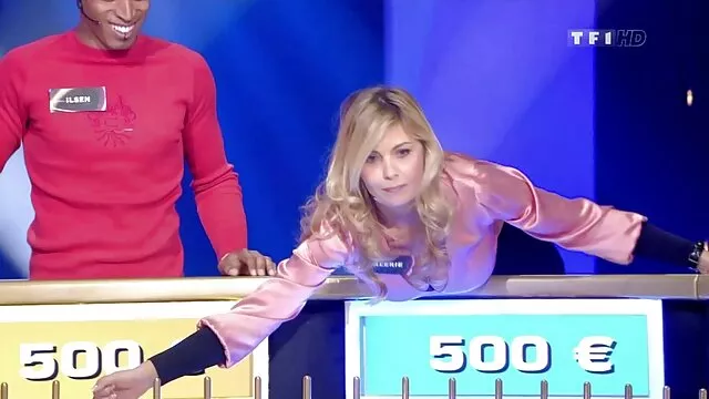 Belleza sobrenatural en españolas folladoras medias juega con un vibrador con su coño