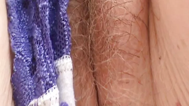 Un amigo pono maduras españolas excitado le rompió el culo con un arnés y se folló a una chica por el ano