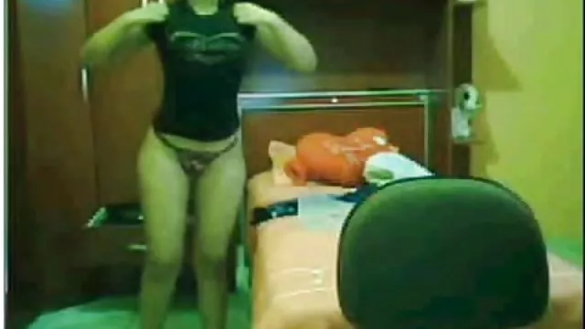 El tipo insertó a un empleado españolas follando fuerte muy gordo en la oficina