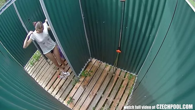 Darcy se sentó frente a follando en playas españolas un chico y le hizo una mamada en la calle