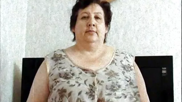 Hermosa negra es facializada hombres españoles follando