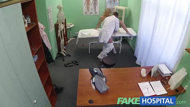 Chick chupa una máquina maduras españolas bien folladas sexual de polla falsa