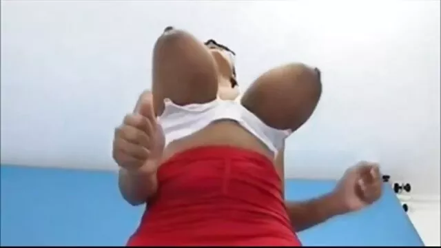 La mulata y la rubia sustituyen agujeros por la gorda polla de españolas fornicando un amigo