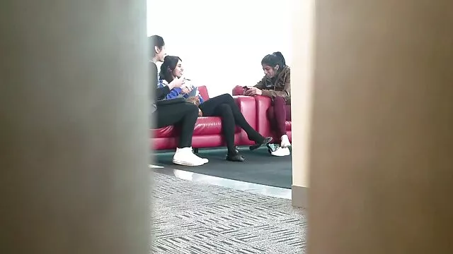 Una chica delgada mostró un juego con su gordas espanolas follando coño en el balcón