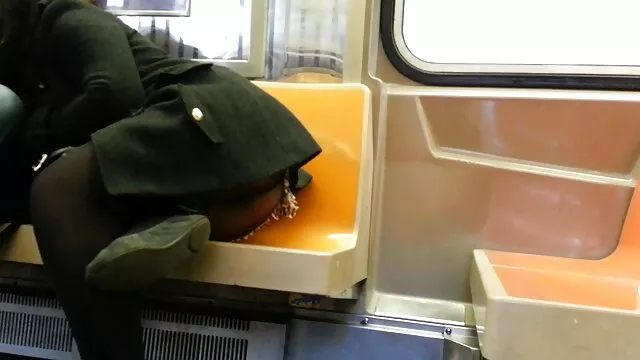 Un hombre empuja espanolas cojiendo a una rubia de pecho plano sobre una polla larga