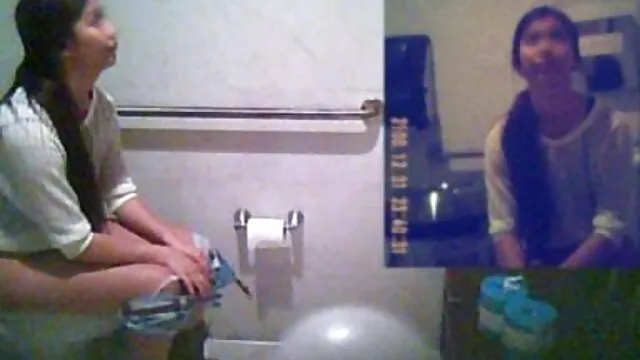 Atractiva chica de videos porno gratis latinos 18 años se masturba tranquilamente en la silla