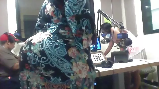 Sexo extremo: ¡la perra inserta una cámara de españolas rubias follando video en la uretra de un hombre!