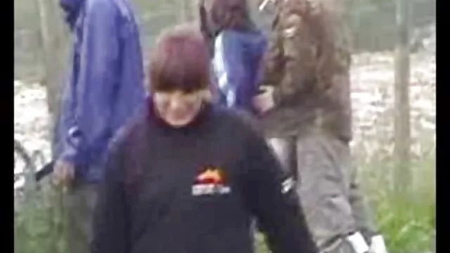 Dos chicas con tetas pequeñas se entregaron a maduras españolas bien folladas un hombre