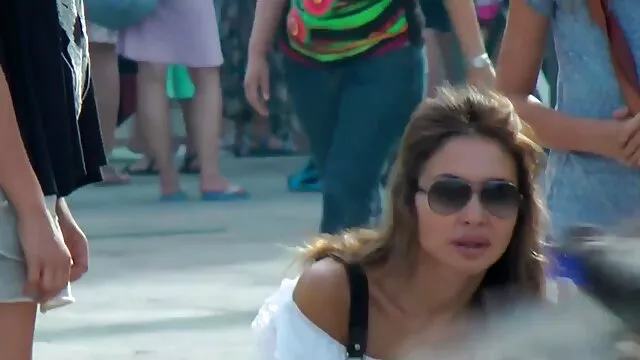 El tipo, al no tener tiempo de retirarse, dejó que el esperma entre en el coño cojiendo en espanol de una novilla roja