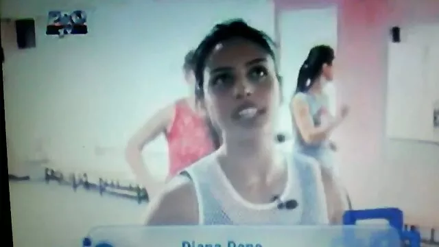 Chico musculoso compite con chicas atléticas españolas rubias xxx