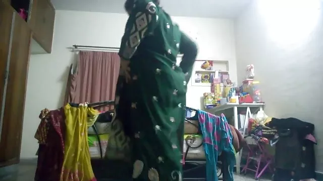 Chica sin quitarse las gafas chupa la polla como una piruleta gordas españolas xxx