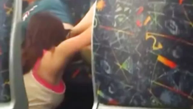 Amante insertando videos pono españolas un espéculo en la boca de un hombre y lo usa como cenicero