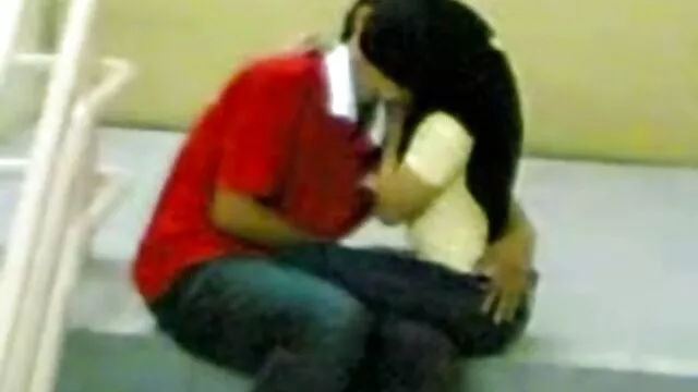 Eva españolasxx se quita la minifalda y se masturba ante la cámara