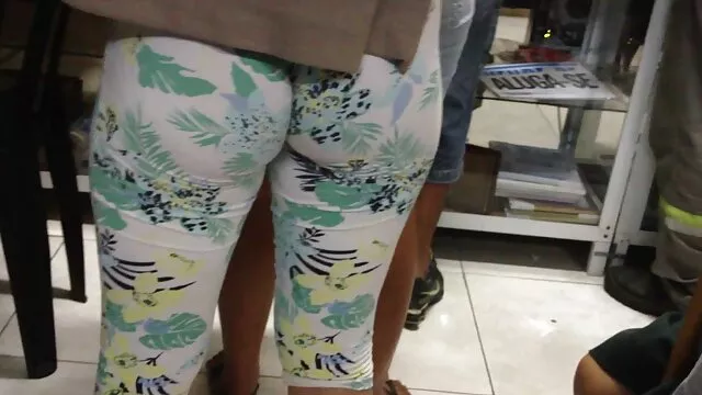 Jefe joven activo vídeos pornográficos españoles fríe dos polluelos