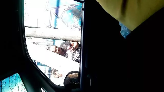 Chica ucraniana de grandes pechos se corre de la caricia con un vibrador follando con gordas españolas