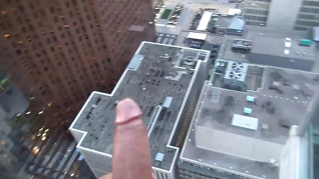 La chica mostró sus tetas y culo en una cámara oculta en españolas follando en la playa la tienda