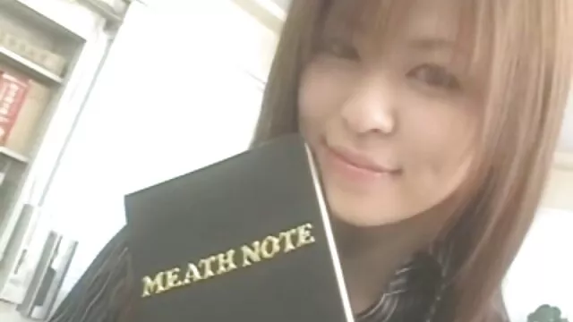 De vuelta del dos españolas follando trabajo, Emmy en medias se mete los dedos en el coño