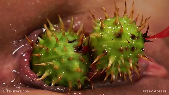 Buen profesor porno hablando en castellano delgado da estudiante sobre la mesa