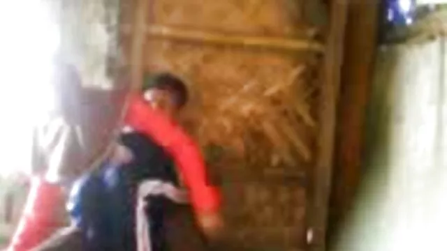 Chica atada videos pornos gratis de maduras españolas a su amiga tira de su cabeza y piernas no lavadas medias