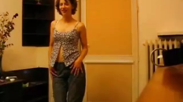 Tres chicas jóvenes españolas cogiendo se sientan con coños en la cara del otro