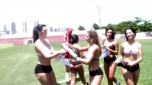 Fiesta en la piscina españolas follando negros se convierte en orgía