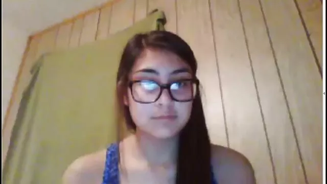 Modelo españolas golfas novato muestra tetas y coño desnudos en público